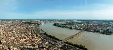 vue aérienne de Bordeaux et environs donnant sur la Garonne
