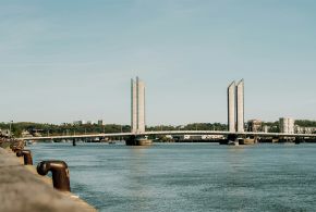 image d'un quai et de bollarts © © Unsplash - Kseniia Poroshkova