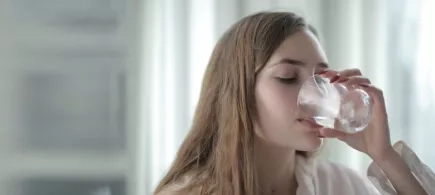 femme buvant de l'eau