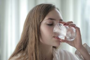 femme buvant de l'eau © © Pexels - Olly