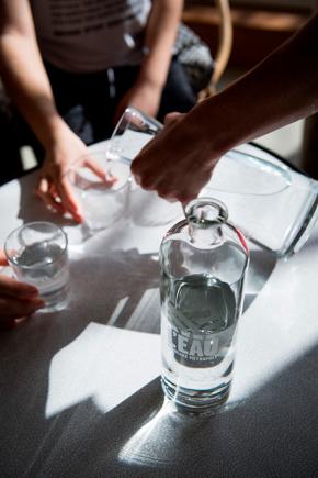 personnes remplissant des verres avec une carafe de L'Eau Bordeaux Métropole © © Bordeaux Métropole