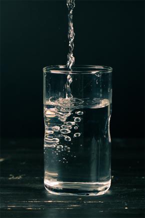 image d'un verre d'eau © © Ray Piedra